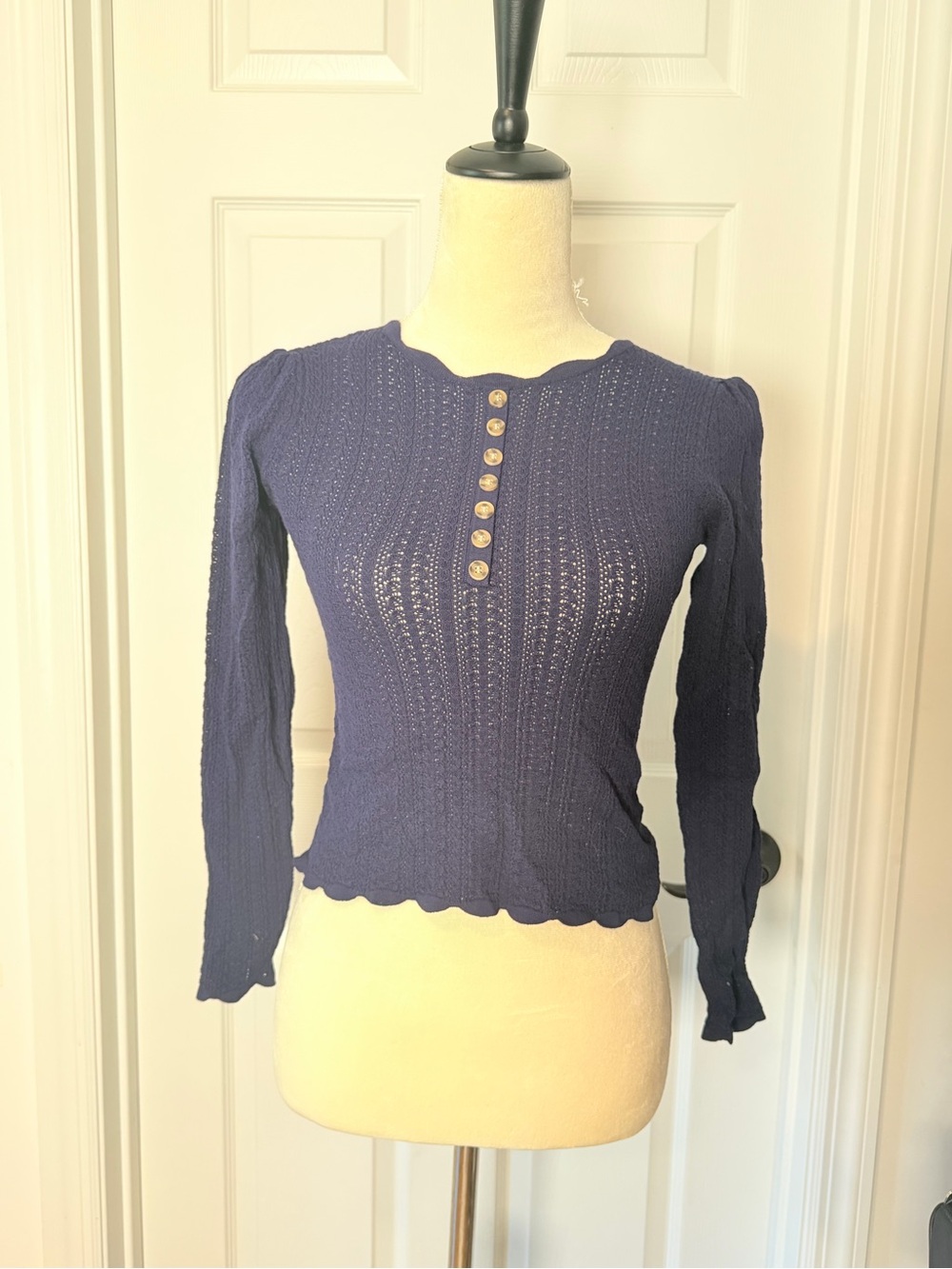 RIHOAS Navy Scalloped Hem Button-Front Long Sleeve Knit Top
